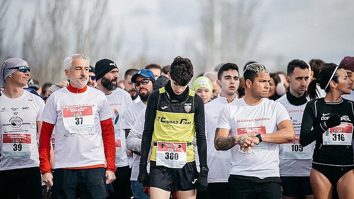 El presidente de la S.E.N., Emilio Sánchez, junto otros corredores en la línea de salida.